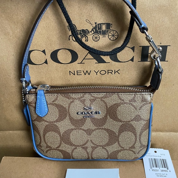 Coach Wristlet NWT. Brand New come with gift box&paper bag. 😊 Price is Firm😊 - Picture 7 of 12